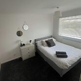 3-bed House Sleeps 5 - Smart Tv - Free Parking