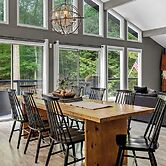 The Evergreen Escape by Avantstay Modern Cabin w/ Volleyball Court & H