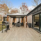 The Barn House by Avantstay Modern, Outdoor Living Area & Hot Tub