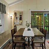 Frolic on Fern by Avantstay Enclosed Deck w/ Forest Views, Bar