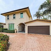 Pool & Home Theater: Lighthouse Point Home!