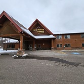 Pine Peaks Lodge & Suites