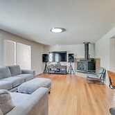 15 Mi to Dtwn Seattle! Home w/ Fun Outdoor Space