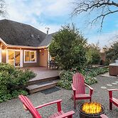 Valley of the Moon by Avantstay Tranquil Escape, Large Yard w/ Hot Tub