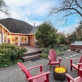 Valley of the Moon by Avantstay Tranquil Escape, Large Yard w/ Hot Tub