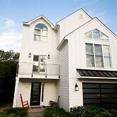 Gorgeous Santosha Hot tub Pool Walk to Beach