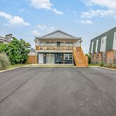 The Graceful Pelican Lakeview w Kayaks and Trail