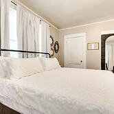 Lovely Mobile Home w/ Smart TV: 2 Mi to Downtown!