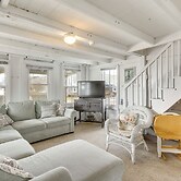 Charming Westbrook Cottage, Steps to Private Beach