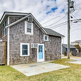 Charming Westbrook Cottage, Steps to Private Beach