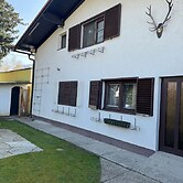 2 Bedrooms, 2 Baths House With a Living Room & an Upstairs Reception r