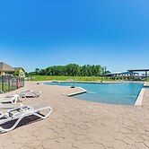 Lakefront Corsicana Condo w/ Pool Access!