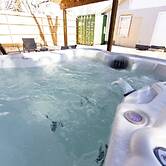 Rare Exclusive Retreat Private Hot Tub King Bed