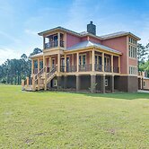 7 Mi to Downtown Fitzgerald: Spacious Home w/ Deck