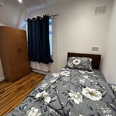 Lovely 6-bed House in Windsor