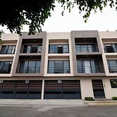 S05 PREMIUM SUITE Full Service WiFi Kitc