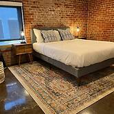 Luxury 2 Bedroom apt With Exposed Brick Downtown