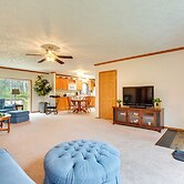 Serene Zanesville Getaway: Hot Tub, 2 Decks!