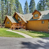 Spacious Retreat w/ Backyard: 1 Mi to Lake Almanor
