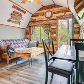Inviting Des Arc Cabin w/ Fire Pit + Deck!