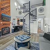 The Loft Picturesque Condo for 6 w/ Epic Views!