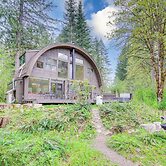 Riverfront Skykomish Cabin w/ Private Hot Tub!