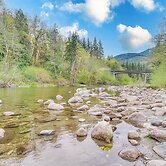 Riverfront Skykomish Cabin w/ Private Hot Tub!