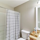 25 Mi to Detroit: Townhome w/ Smart TV!