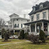 2 Br Victorian Apt 2800 sq ft 2 Floors With Full Kitchen 2 Baths and L