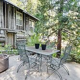 8 Mi to Yosemite National Park: Cabin w/ Fire Pit