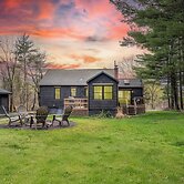 Charcoal Chalet by Avantstay A+ Design w/ Firepit