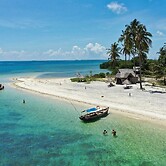 Basecamp Mafía Island