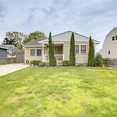 Villas Hideaway w/ Deck, Walk to Bay Beach!