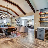 Chic Family-friendly Home in Riverside: 7 Mi to KC