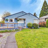 Vibrant Tacoma Retreat, Near Point Defiance Park!