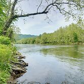Riverfront Shenandoah Getaway w/ Kayaks & Tubes!