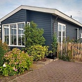 Canal-side Stay, Giethoorn