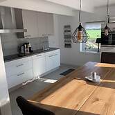 Old Tenne Under Reet in a Single Position