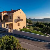 Modern Apartment With Balcony and Garden