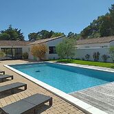 Charming Villa in Le Bois-plage With Private Pool