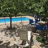 Rustic Mountain Stay, Laroya