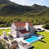 Villa in Zupa With Infinity Pool & Biokovo Views