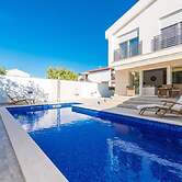 Ema With Pool & Sauna