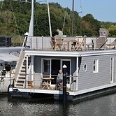 Houseboat Liliput Comfortable Holiday Residence