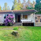 Bright Holiday House by the Lake