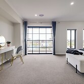 StayAU Spacious 6BR House Pool Table