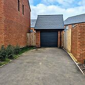 Charming 4-bed House in Newport