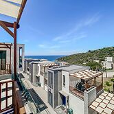 Sea View House w Balcony 3 min to Beach in Milas