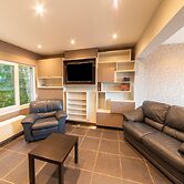 Magnificent Holiday Home With hot Tubs