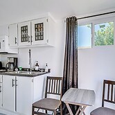 3 Mi to Coachella: Quaint Studio w/ Shared Yard!